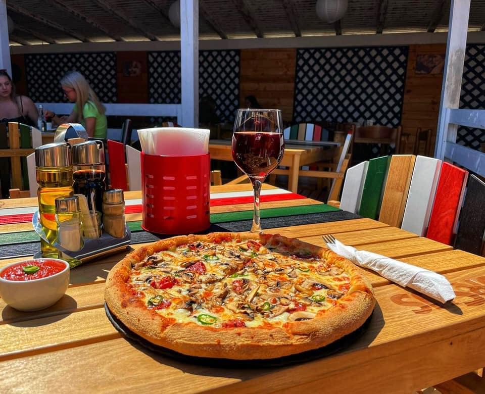 Vintage Boulevard – pizza artizanală coaptă pe vatră la foc de lemn într-un decor cu eleganță retro.
Unde pizza devine ritual, iar estetica vintage recapătă viață.